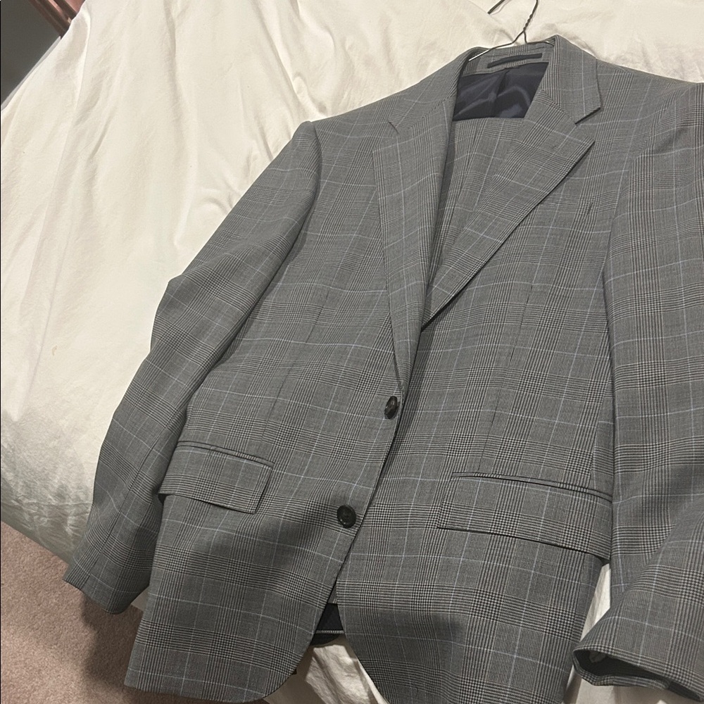 Men's Four Season Wool Ludlow Gray Checkered Suit (38s) and pants (32x30)